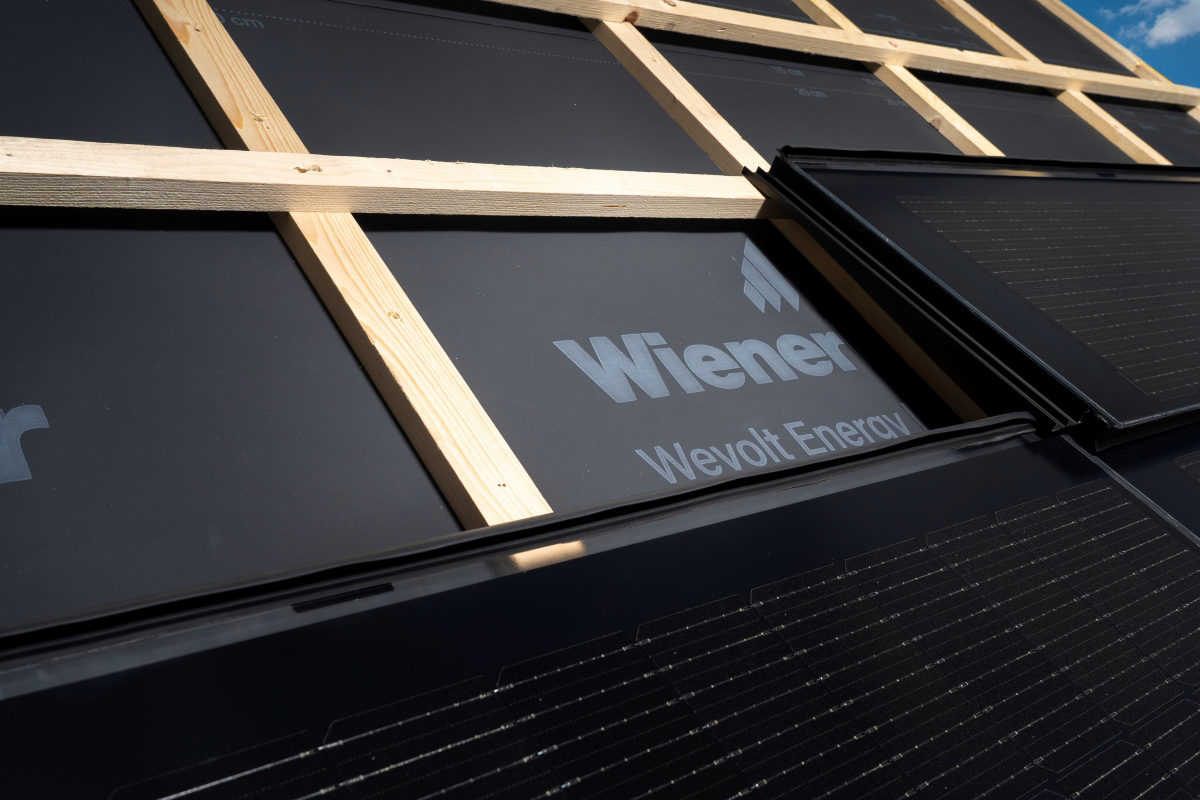 Moduly Wevolt X-Tile sú prispôsobené dizajnu a tvaru strešných škridiel, sú tak ideálnou voľbou pre rezidenčné a komerčné budovy. 4.Moduly Wevolt X-Tile sú prispôsobené dizajnu a tvaru strešných škridiel, sú tak ideálnou voľbou pre rezidenčné a komerčné budovy.