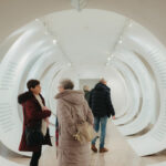 Na výstave v Centre architektúry Trenčín, Biela miestnosť, Foto: dvaja