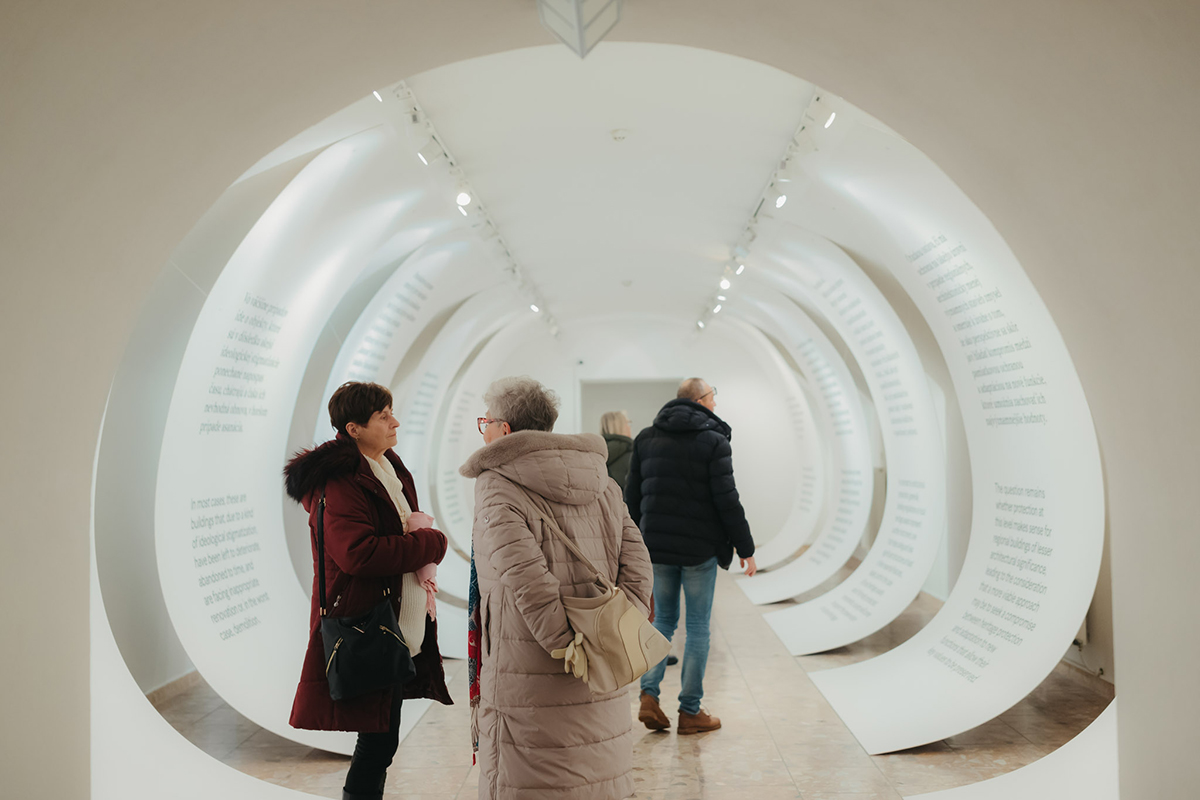 Na výstave v Centre architektúry Trenčín, Biela miestnosť, Foto: dvaja