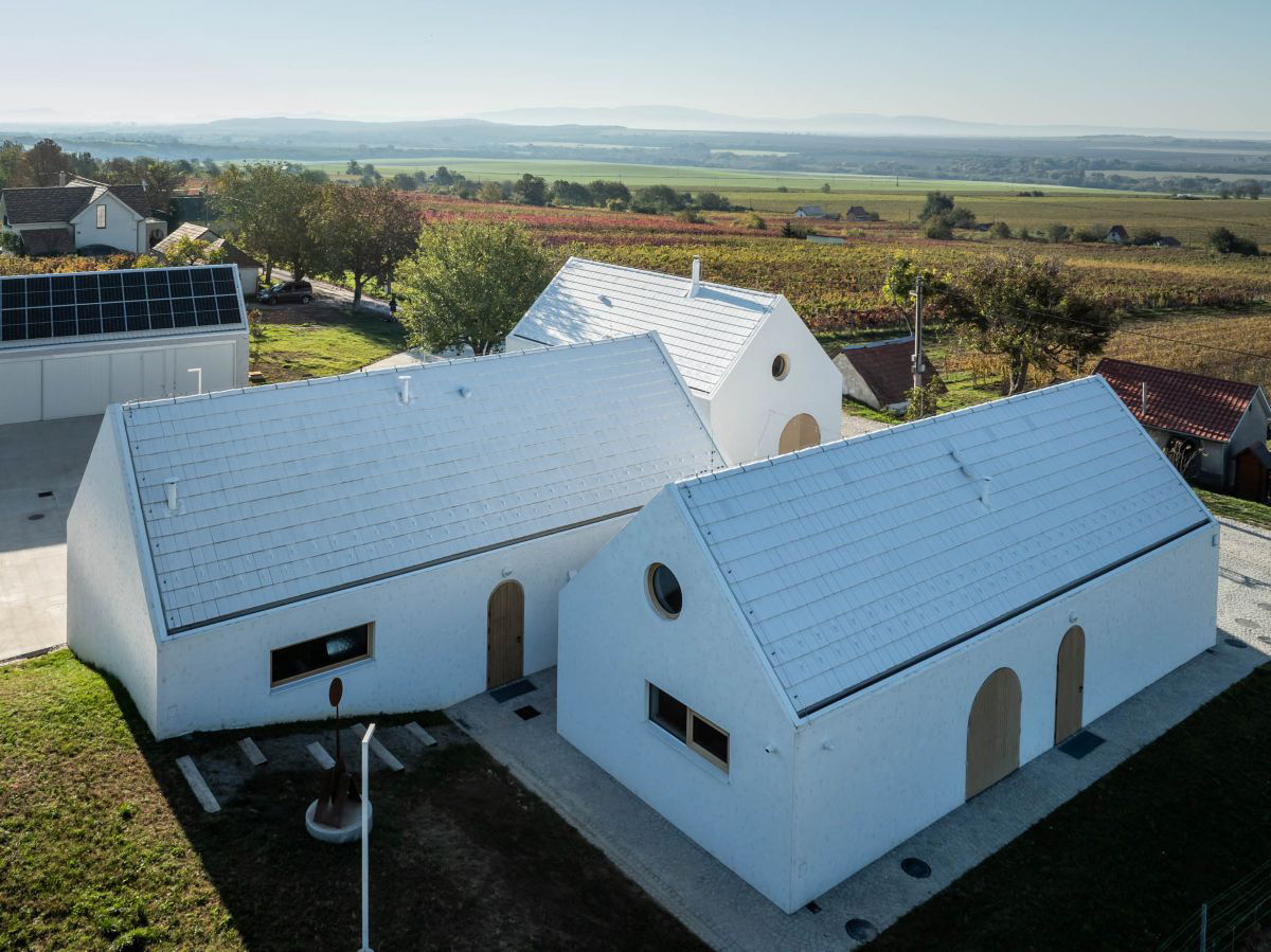 Znížiť energetickú náročnosť budov možno aj použitím bielych pálených škridiel Planoton 9 značky Tondach. Minimalizujú absorpciu slnečného žiarenia a bránia prehrievaniu podstrešia. Zdroj: wienerberger