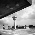 Pohľad na centrum mestečka so sochou Karola Lacka a obytnú skupinu pre 7 - 18 ročné deti v pozadí, Autor: Rajmund Müller, Zdroj: Archív Oddelenia architektúry HÚ SAV