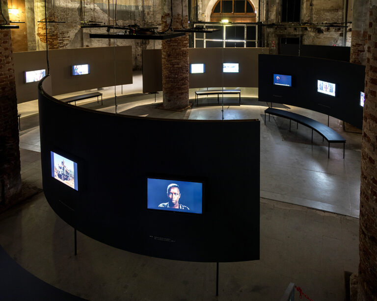 Fotografia Disobedience Archive z Bienátskeho bienále, fotograf: Marco Zorzanello. S láskavým dovolením: La Biennale di Venezia