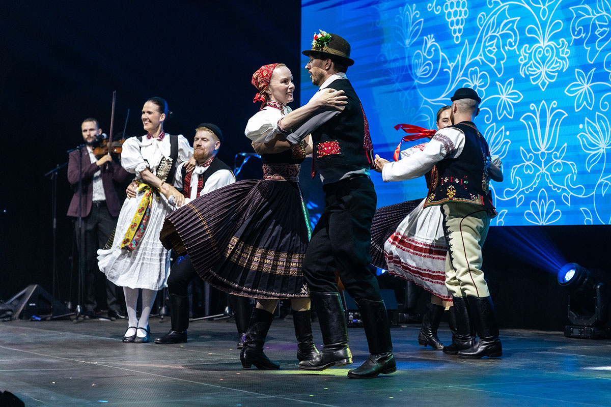 Program galavečera spestrilo tanečné vystúpenie folklórneho súboru Kumšt. Zdroj: MAPEI