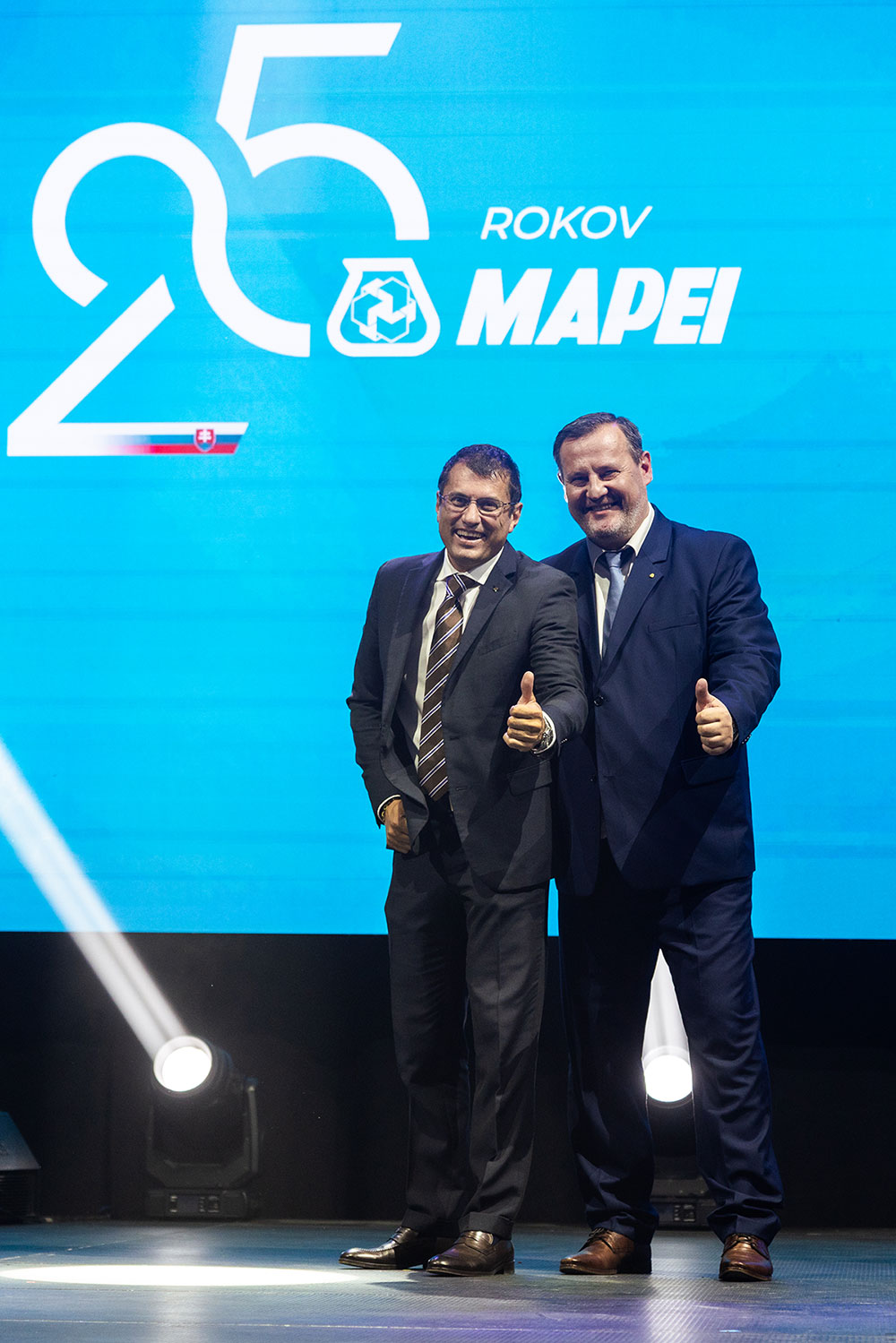 Marco Squinzi, vnuk zakladateľa spoločnosti a generálny riaditeľ skupiny MAPEI, spolu s Miroslavom Jaškom, generálnym riaditeľom Mapei Slovensko. Zdroj: MAPEI