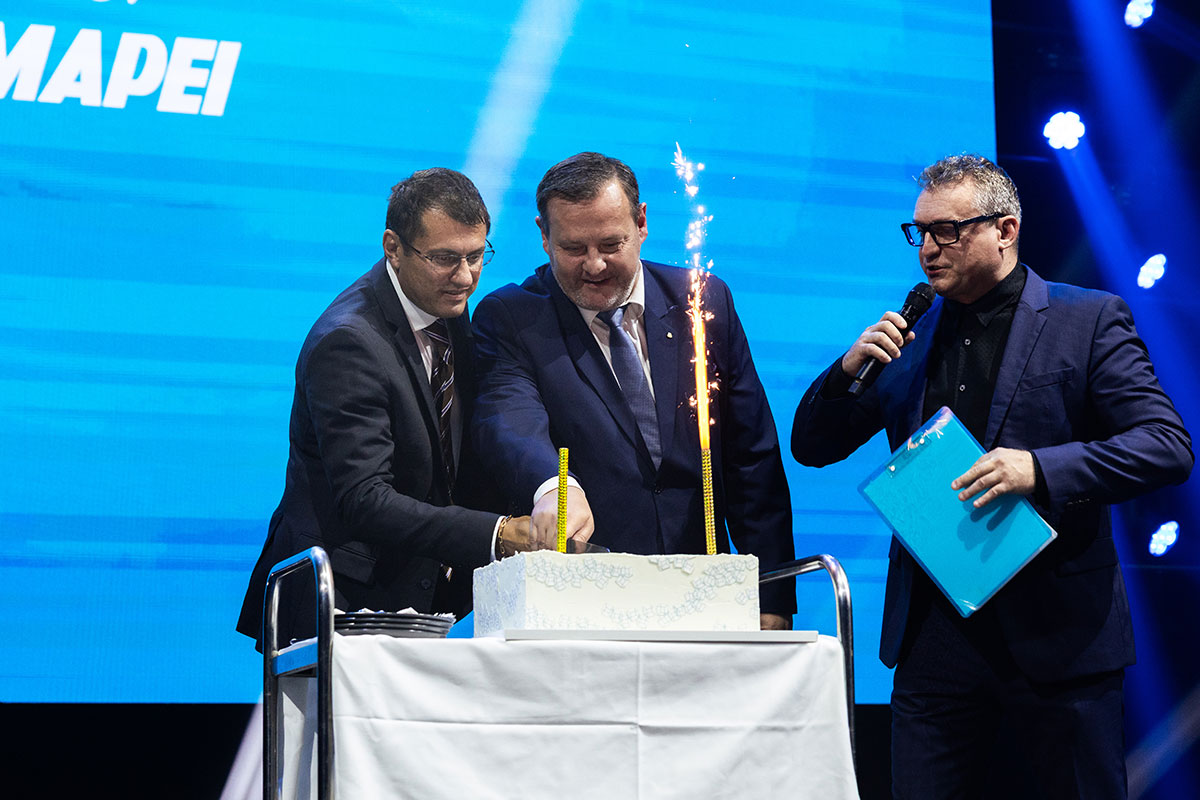 Symbolické krájanie narodeninovej torty. Zdroj: MAPEI